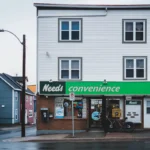 Tampak depan lokasi usaha jasa di kawasan perumahan kota