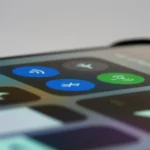 Tampilan panel kontrol smartphone menampilkan ikon jaringan dan koneksi nirkabel